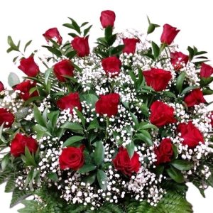 Sepelio floral elaborado con rosas rojas, paniculata y verdes ornamentales