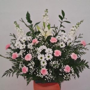 Sepelio floral rosa y blanco