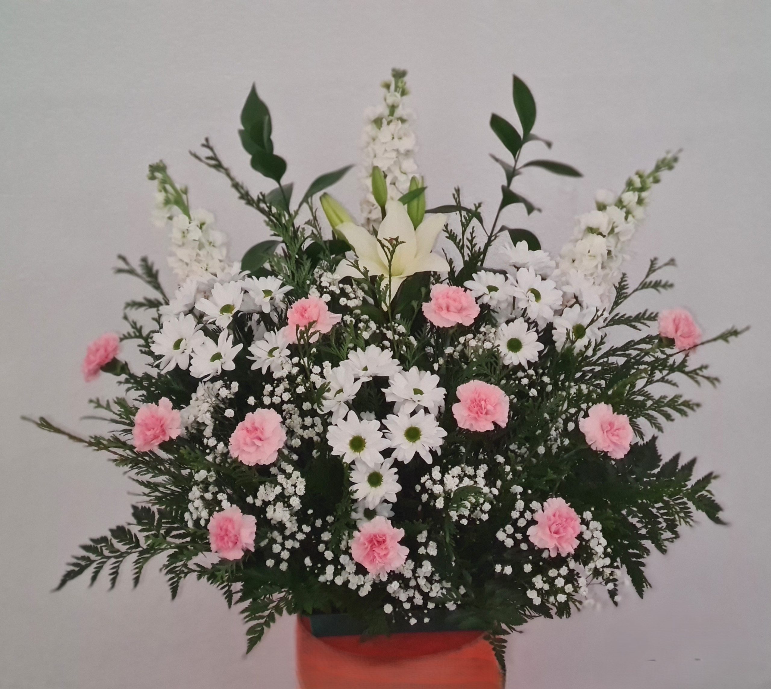 Sepelio floral rosa y blanco