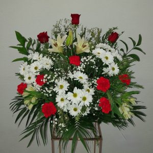 Sepelio en tonos rojos y blancos
