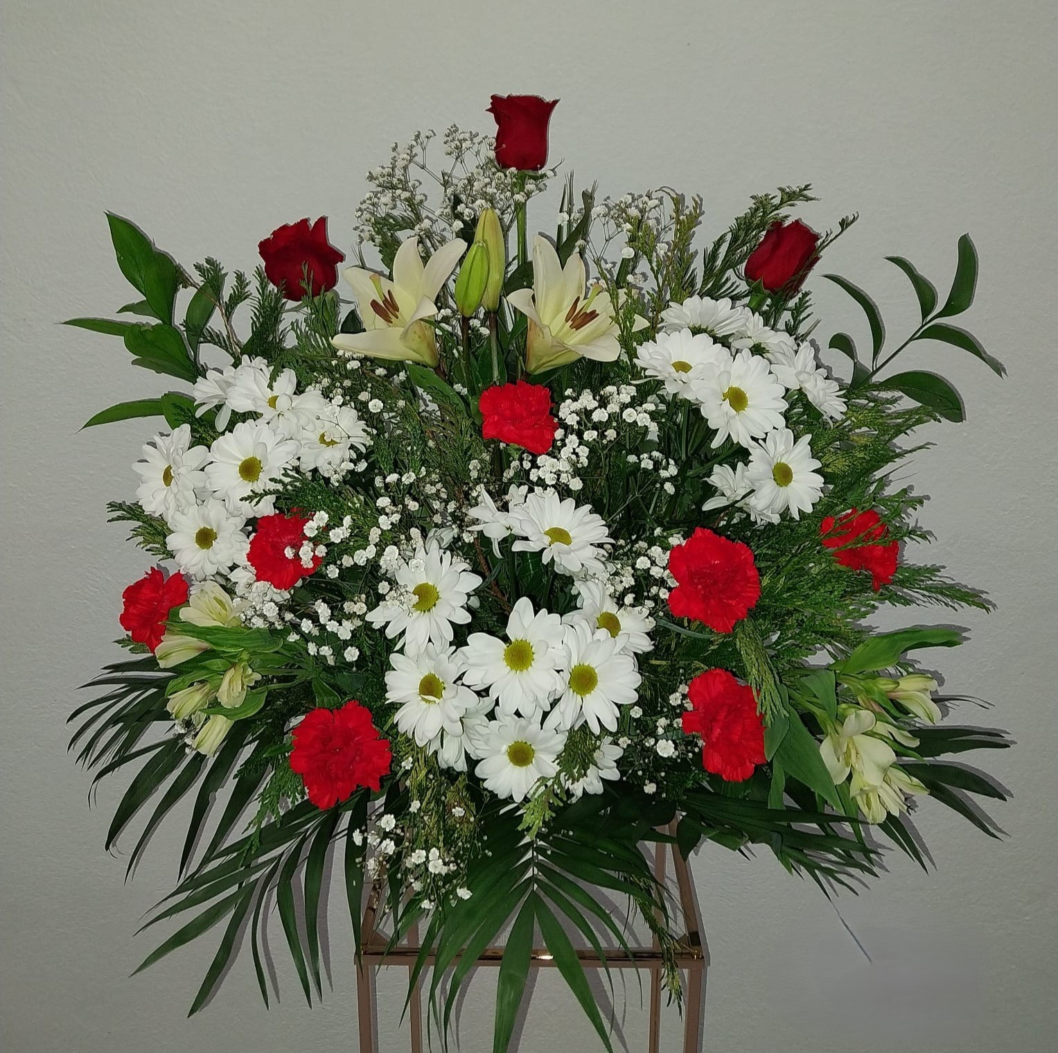 Sepelio en tonos rojos y blancos