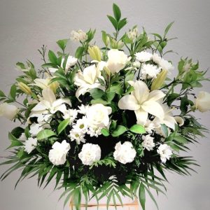 Sepelio floral en tonos blancos y verdes