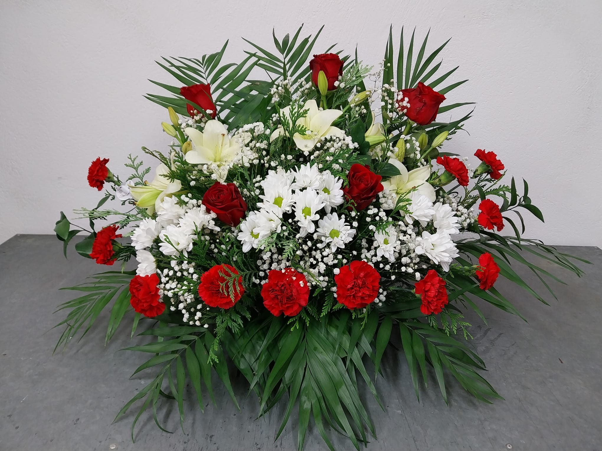 Sepelio floral de gran presencia y elegancia
