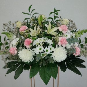 Sepelio floral en tonos blancos, verdes y delicados toques de rosa