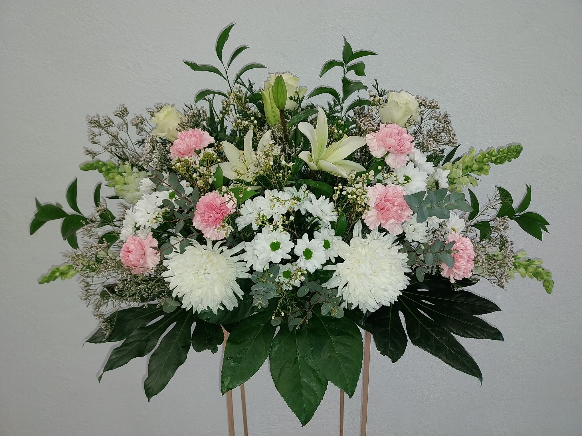 Sepelio floral en tonos blancos, verdes y delicados toques de rosa
